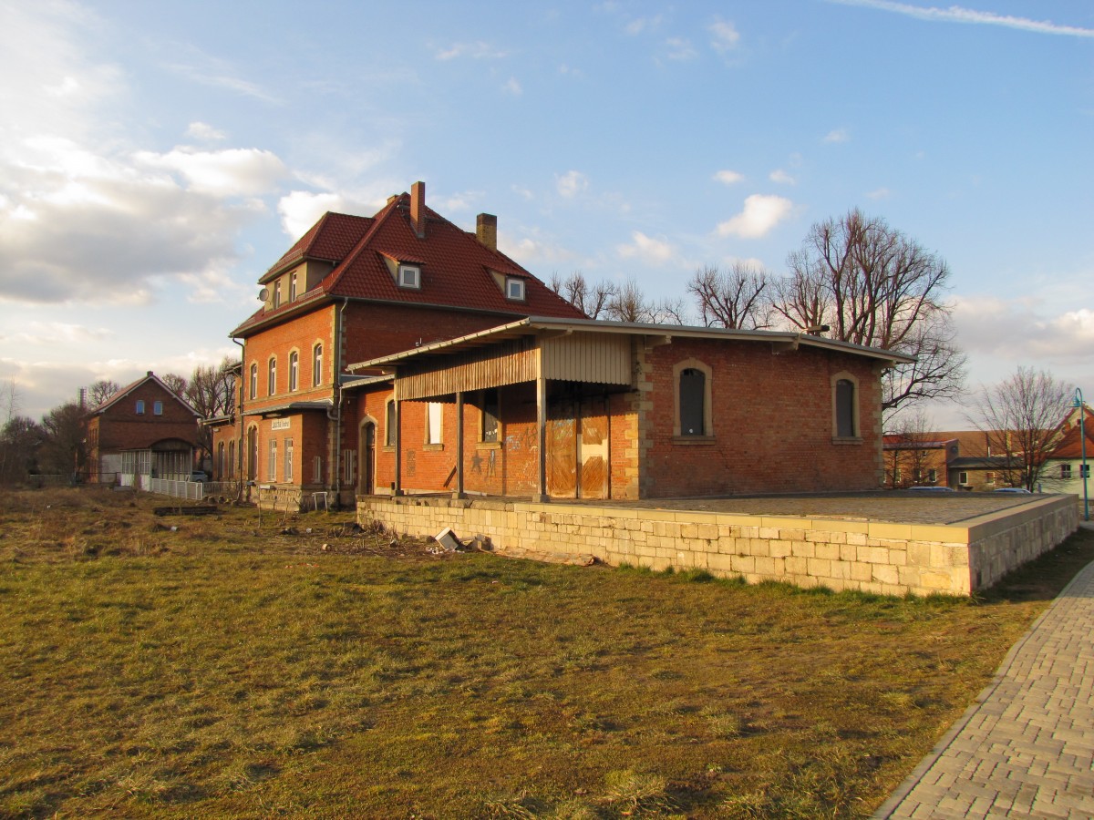 Das Bahnhofsgeb�ude in Laucha (Unstrut) am 28.02.2015, mit den Resten der G�terverladerampe. Die G�tergleise davor sind l�ngst verschwunden. 