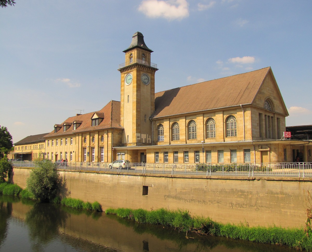 Das Bahnhofsgeb�ude mit der Wei�en Elster im Vordergrund, am 22.08.2013 in Zeitz.