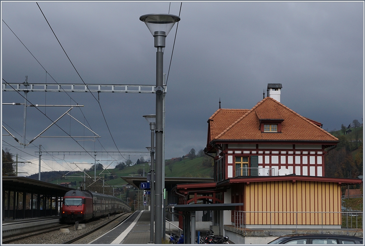Das Bahnhofsgebäue von Mülenen wurde mustergültig renoviert, auch wenn es nun etwas abseits der Strecke steht, bzw. diese leicht nach Norden verlegt wurde.
30. Okt. 2017