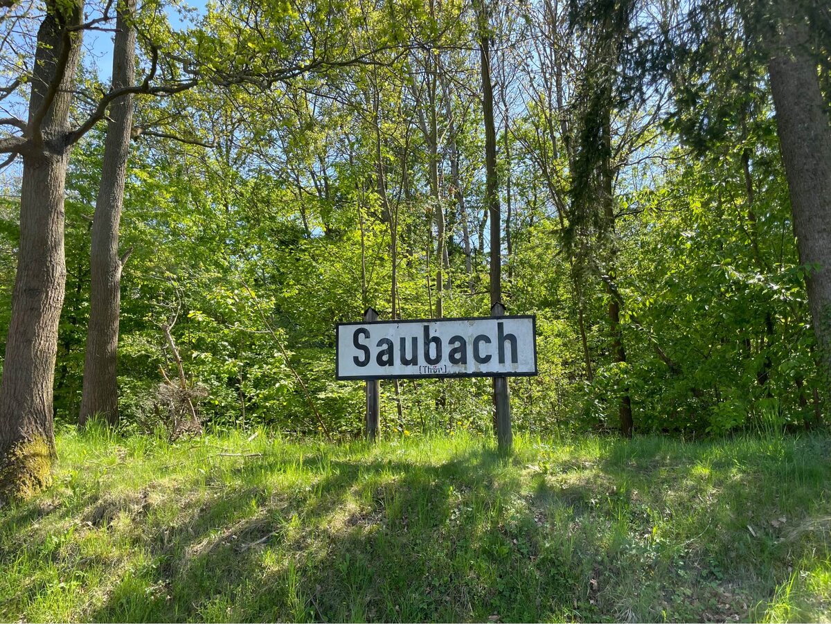 Das Bahnhofsschild von Saubach, am 01.05.2025 am fr�heren Bahnhof in Saubach. (Foto: Erik Ritterbach)
