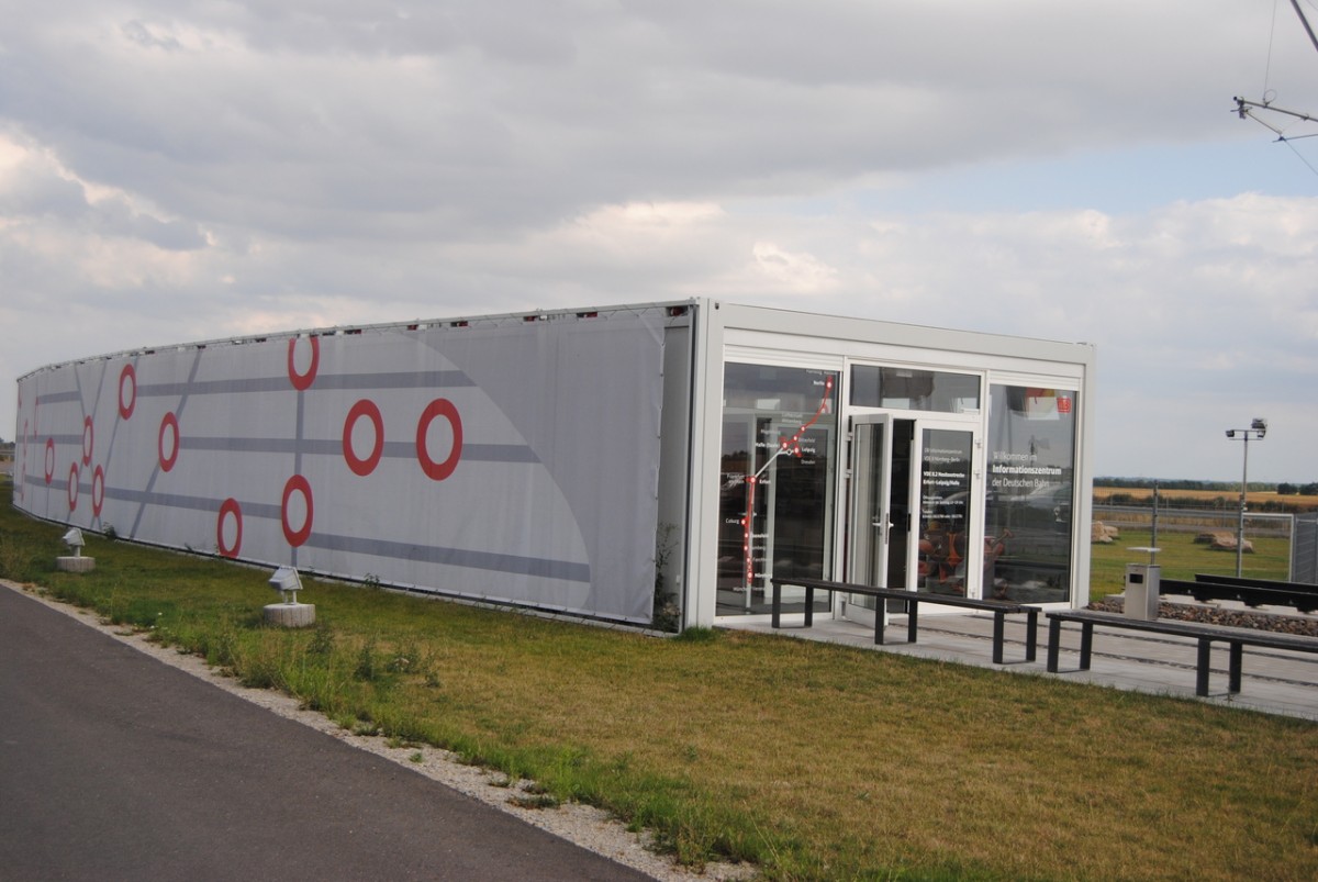 Das Besucherzentrum der Neubaustrecke Erfurt - Halle/Leipzig, am 20.08.2013 bei Kalzendorf. (Foto: dampflok015)
