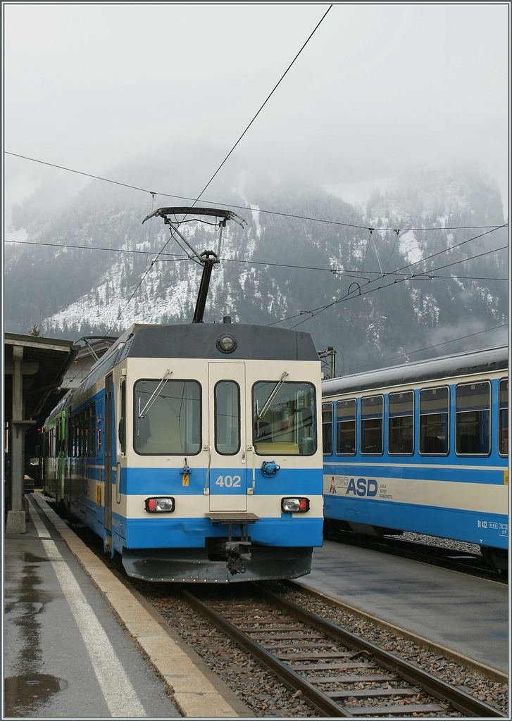 Das Bild suggeriert eine (noch) blaue ASD, in Wirklchkeit sind zu diesem Zeitpunkt die meisten ASD Fahrzeuge schon in der grün/gelben TPC Einheitslackierung unterwegs. 
ASD BDe 4/4 402 in Les Diablerets am 19. März 2011