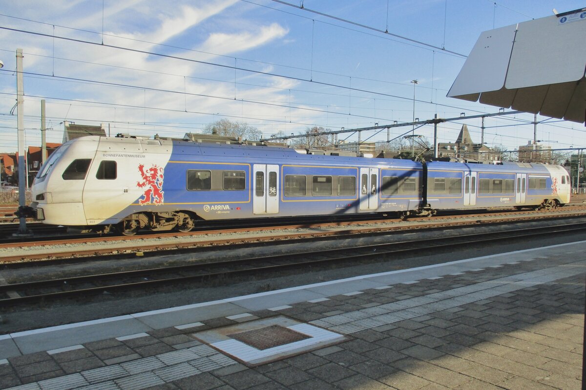 Das Bonnefantenmuseum steht in Maastricht (x2). Das genannte Museum steht in Maastricht und Arriva 463 'BONNEFANTENMUSEM' genannt, steht am 20 Jänner 2017 in Maastricht. 