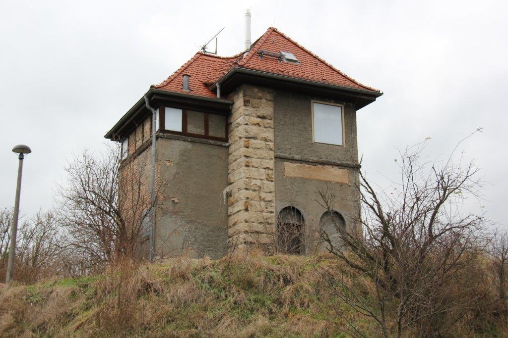 Das ehemalige Stellwerk Lo, am Ostkopf vom Lauchaer Bahnhof am 08.12.2013. (Foto: Wolfgang Krolop)