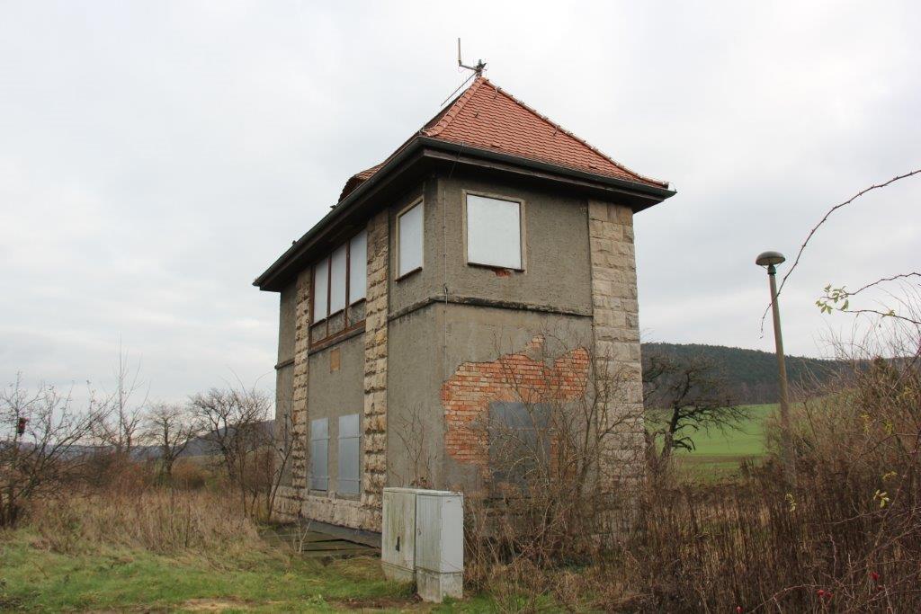Das ehemalige Stellwerk Lo (Gleisseite), am Ostkopf vom Lauchaer Bahnhof am 08.12.2013. (Foto: Wolfgang Krolop)