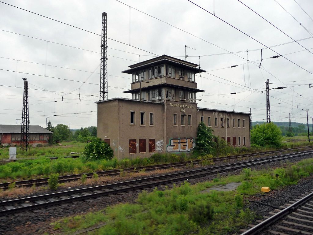 Das ehemalige Stellwerk W2 und B2, am 01.06.2010 in Naumburg Hbf. (Foto: Ralf Kuke)
