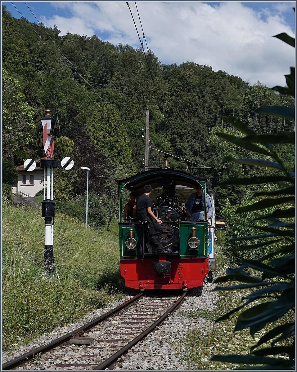 Das eigentliche Motiv, die Hippsche Wendescheibe zeigt sich in der Fahrtstellung etwas  sparsam  und die von Kraus unter der Fabriknummer 4278 im Jahre 1900 an die Ferrovie Padane gelieferte Kastenlokomotive G 2/2 N° 4 macht von dieser Seite ein etwas ungewohntes Bild.  Doch sind dies nicht Gründe genug, dieses Bild gerade deshalb zu zeigen?

Blonay, den 16.Julu 2020