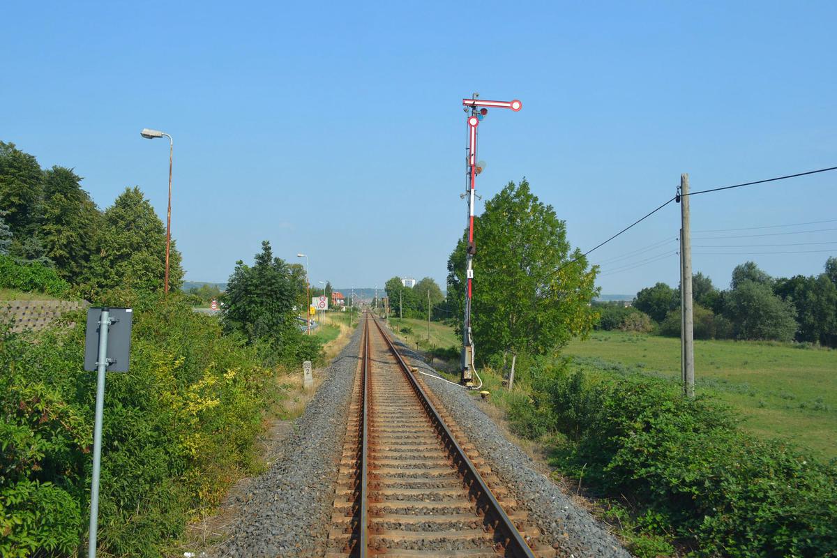 Das Einfahrtssignal aus Richtung Nebra, am 10.08.2015 im ehem. Bahnhof von Vitzenburg. (Foto: Marschbahner98)