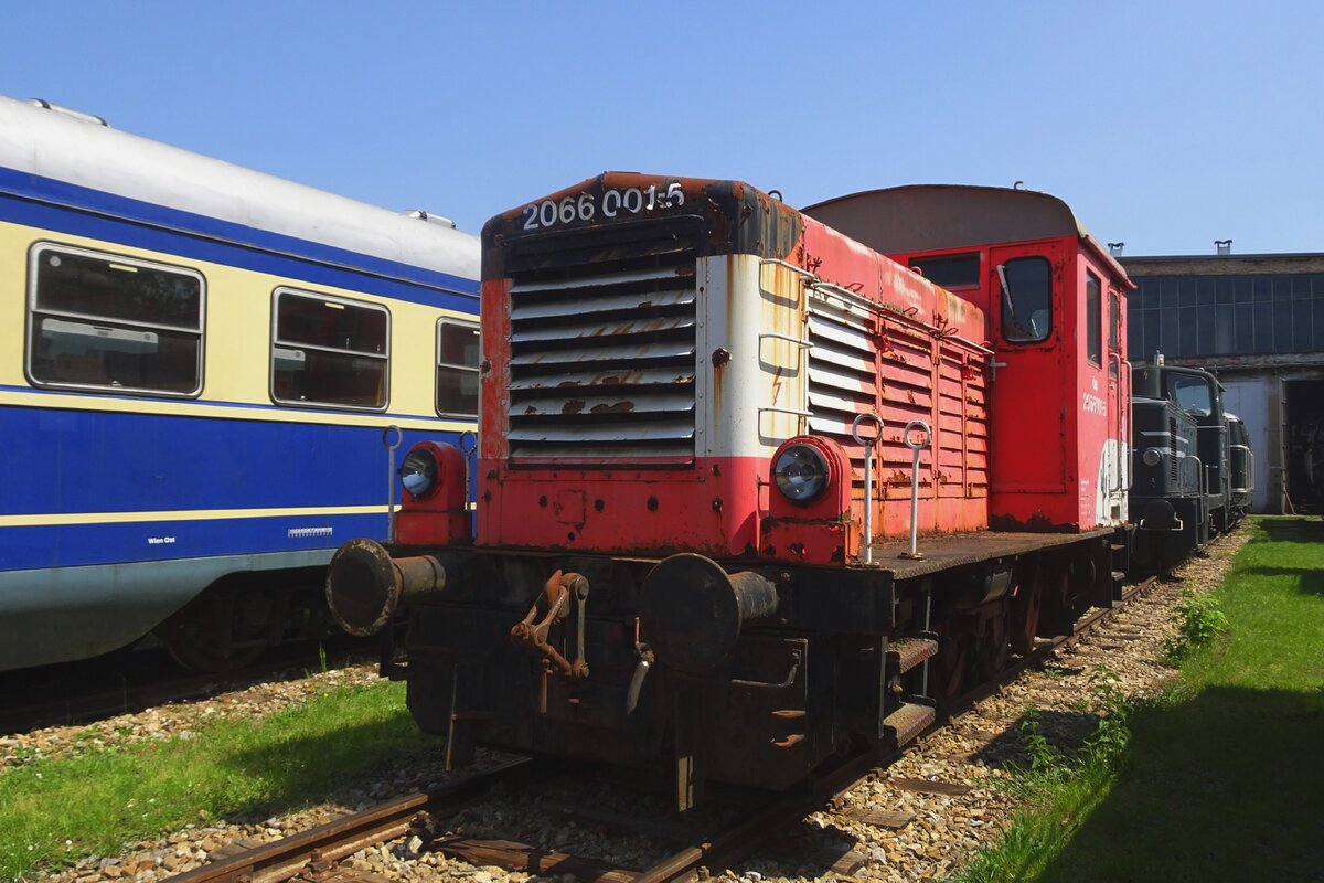 Das Einzelstck 2066 001 entstand in sterreich nach den 2. Weltkrieg aus das Wrack der Wehrmachtsdiesellok HF25 901 in Wiener Neustadt. Ab 1955 bis 1994 wurde der umgebauter Lok als 2066.01 ins BB Werk Floridsdorf eingesetzt und wurde nach ein Verbleib in MIstelbach in leider nicht ganz glorisen Zustand ins Heizhaus Strasshof gebracht, wo sie am 21 Mai 2023 fotografiert wurde.