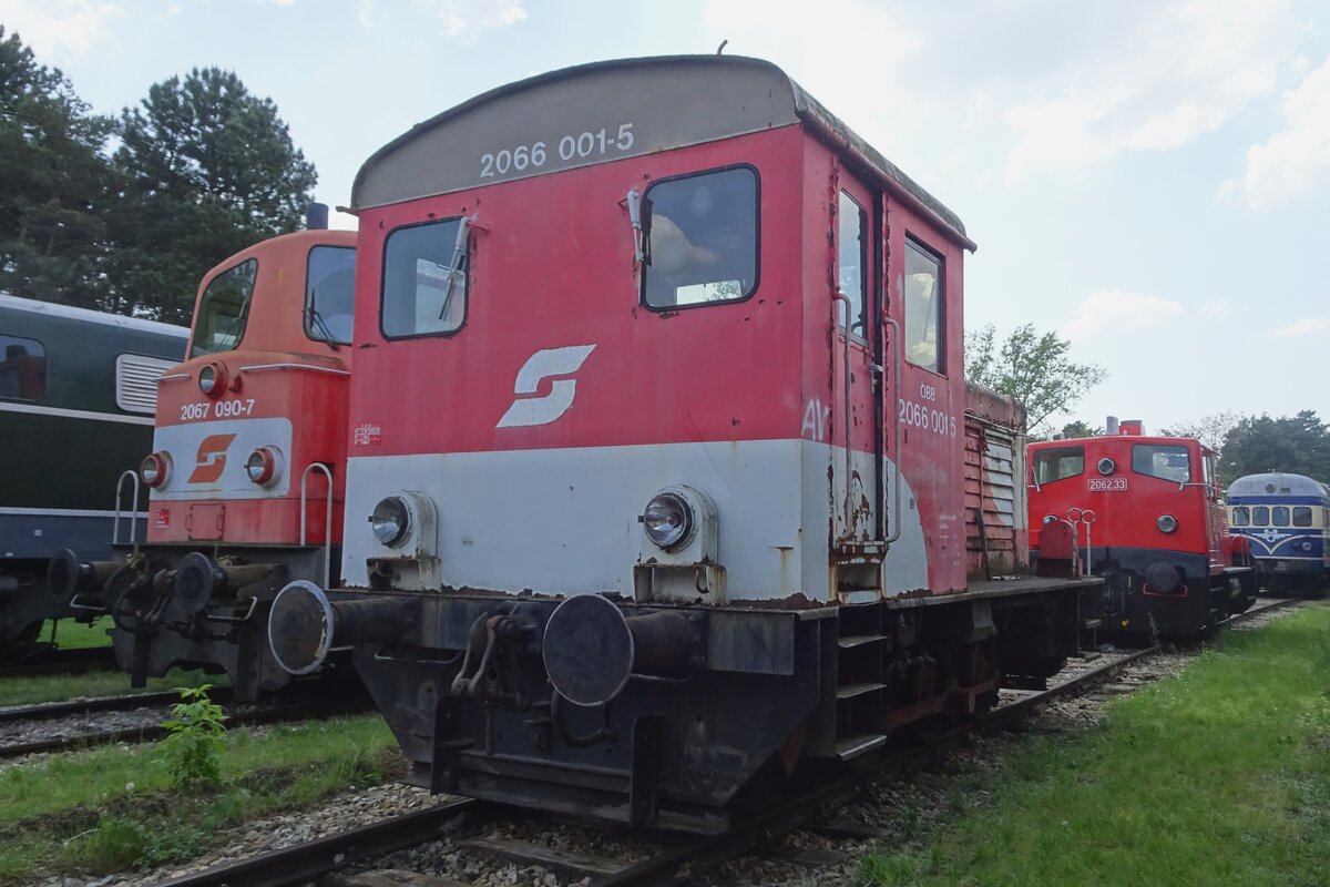 Das Einzelstck 2066 001 entstand in sterreich nach den 2. Weltkrieg aus das Wrack der Wehrmachtsdiesellok HF25 901 in Wiener Neustadt. Ab 1955 bis 1994 wurde der umgebauter Lok als 2066.01 ins BB Werk Floridsdorf eingesetzt und wurde nach ein Verbleib in MIstelbach in leider nicht ganz glorisen Zustand ins Heizhaus Strasshof gebracht, wo sie am 21 Mai 2023 fotografiert wurde.