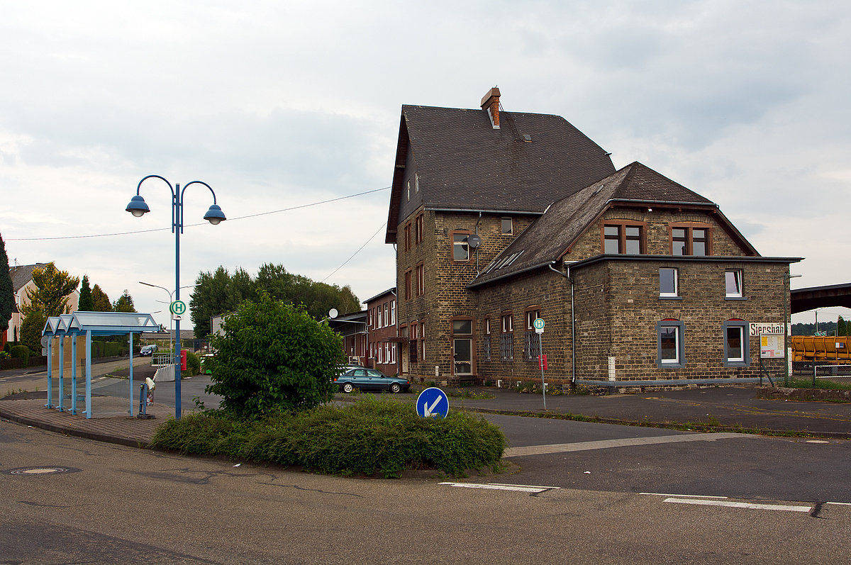 
Das Empfangsgebäude vom Bahnhof Siershahn (Westerwald) an der  Unterwesterwaldbahn   (Bahnstrecke Limburg (Staffel) - Siershahn), DB Kursbuchstrecke 629, DB Streckennummer 3071.