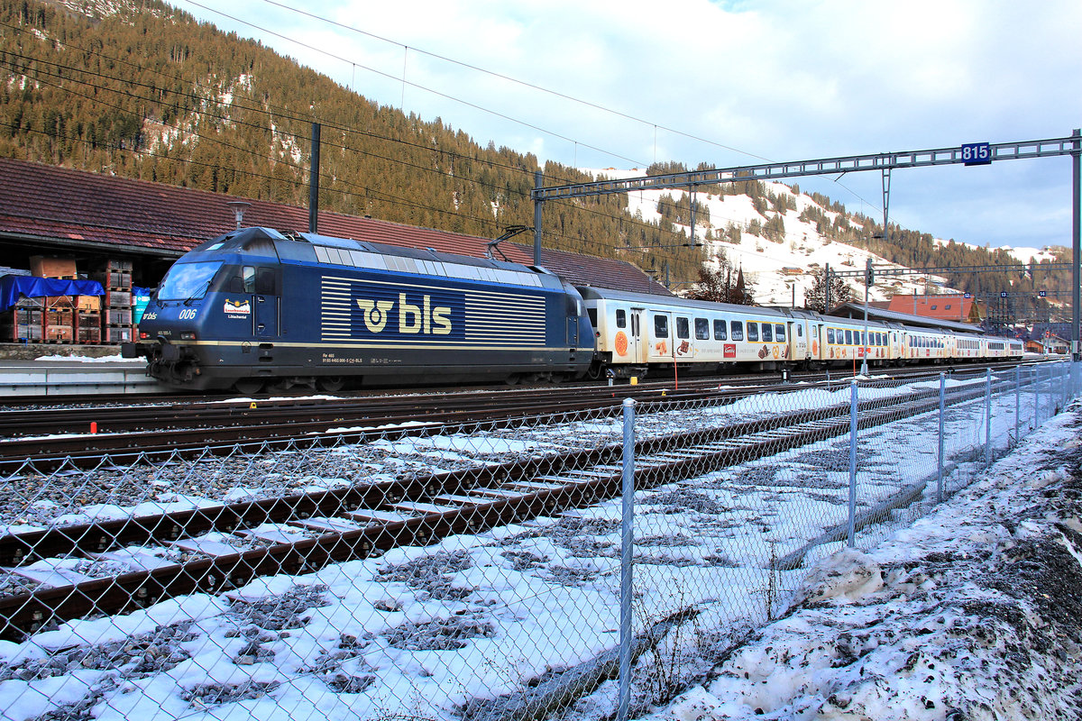 Das Ende der Einheitswagen III naht. 1972-1975 für die SBB gebaut sind sie noch in einige wenige Dienste bei der BLS eingeteilt. Vor allem lässt dieser Werbezug für die feinen emmentaler Süssigkeiten von Kambly das Herz höher schlagen. Hier steht der Zug hinter der BLS Lok 465 006 in Zweisimmen. 4.Februar 2021