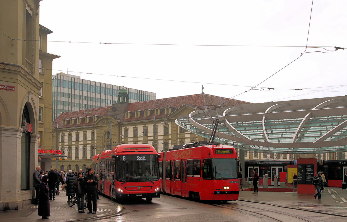 Das Ende naht - die Bernmobil Be4/8 von ACMV Vevey aus dem Jahr 1990: Noch fahren einige, hier Nr. 735 auf der Linie 3 beim Bahnhof, neben einem Tram-Ersatz der Linie 8. 1.Februar 2024 