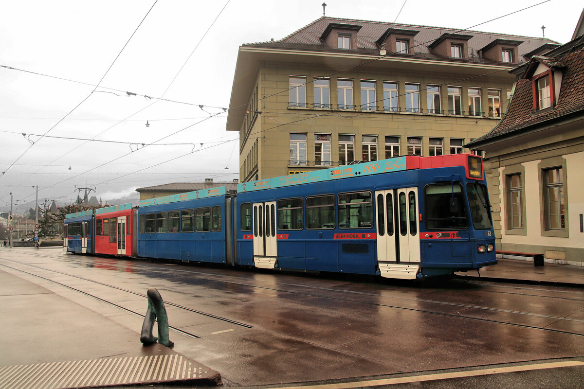 Das Ende naht - die Tramwagen des RBS 81-89: Der jetzt 4-teilige Wagen 83 steht abgestellt und leer auf dem Streckengleis an der Haltestelle Zytglogge (Casinoplatz), vor den rumpflosen Beinen.  1.Februar 2024 