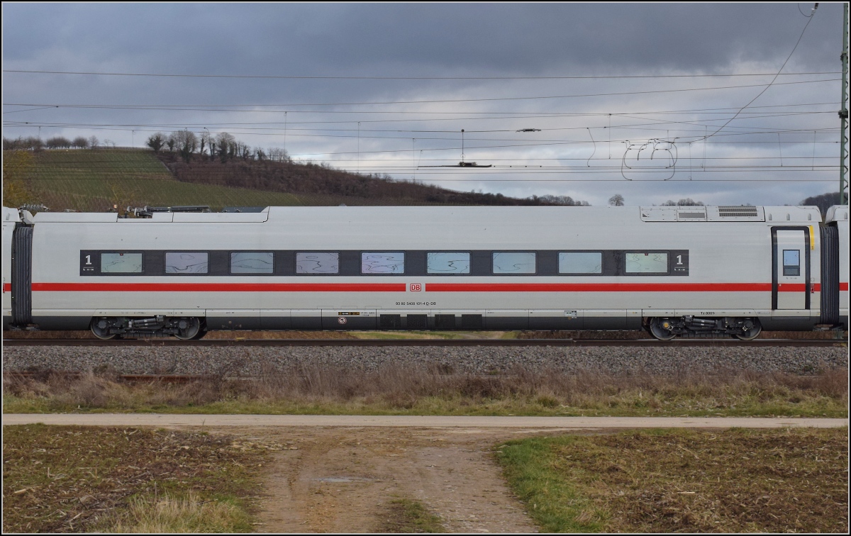 Das erste Exemplar der BR 408 als Überraschungsgast in Schliengen.

Wagen 93 80 5 408 101-4 D-DB von Tfz 8001. Januar 2022.