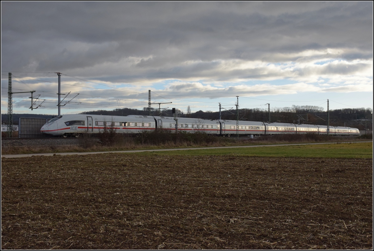 Das erste Exemplar der BR 408 als Überraschungsgast in Schliengen.

Tfz 8001 mit Endwagen 93 80 5 408 501-9 D-DB hinten fädelt auf die Neubaustrecke zum Katzenbergtunnel ein. Ich vermute mal, das wird mehr als eine Testfahrt nach Basel. Januar 2022.