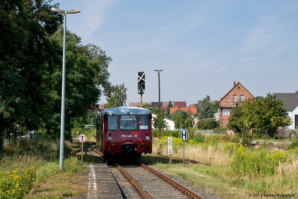 Das Ferkeltaxi 772 345-5 der Erfurter Bahnservice GmbH wartet am 24.08.2013 an einem schattigen Pl�tzchen im Bahnhof Ro�leben auf die R�ckfahrt als  Unstrut-Schrecke-Express  nach Naumburg Hbf. (Foto: Stefan Kolpatzik)