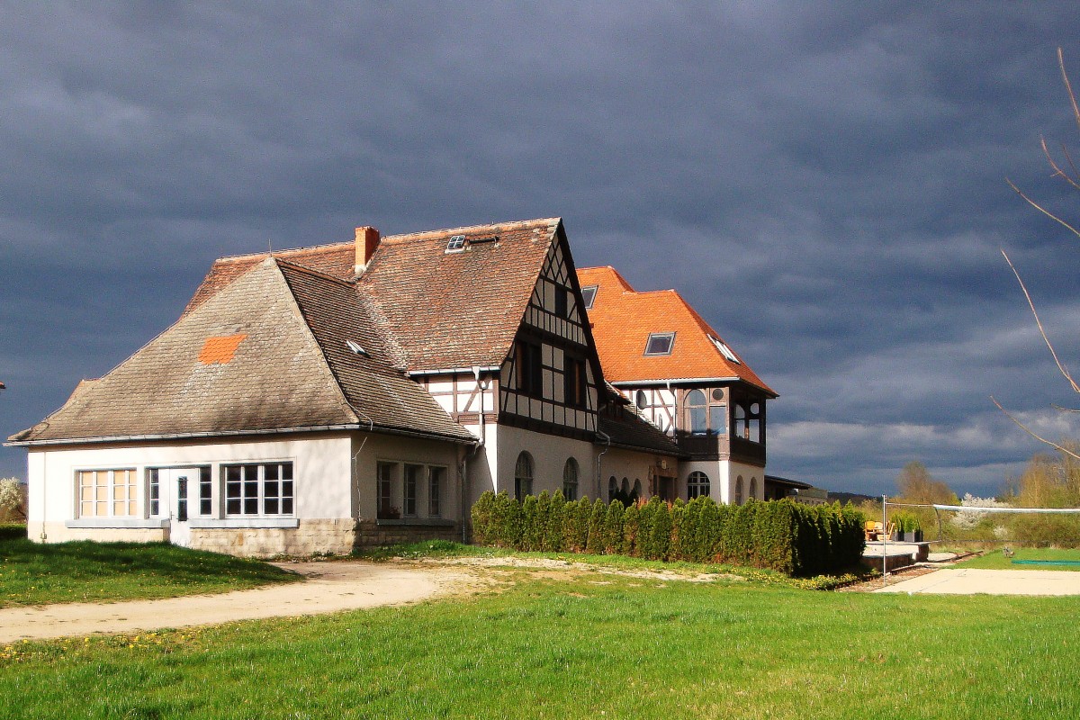 Das fr�here Bahnhofsgeb�ude von Bad Bibra am 08.04.2014. (Foto: G�nther G�bel)