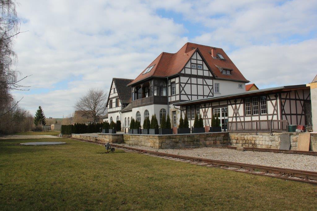Das fr�here Bahnhofsgeb�ude (Gleisseite) am 23.02.2014 in Bad Bibra. (Foto: Wolfgang Krolop)