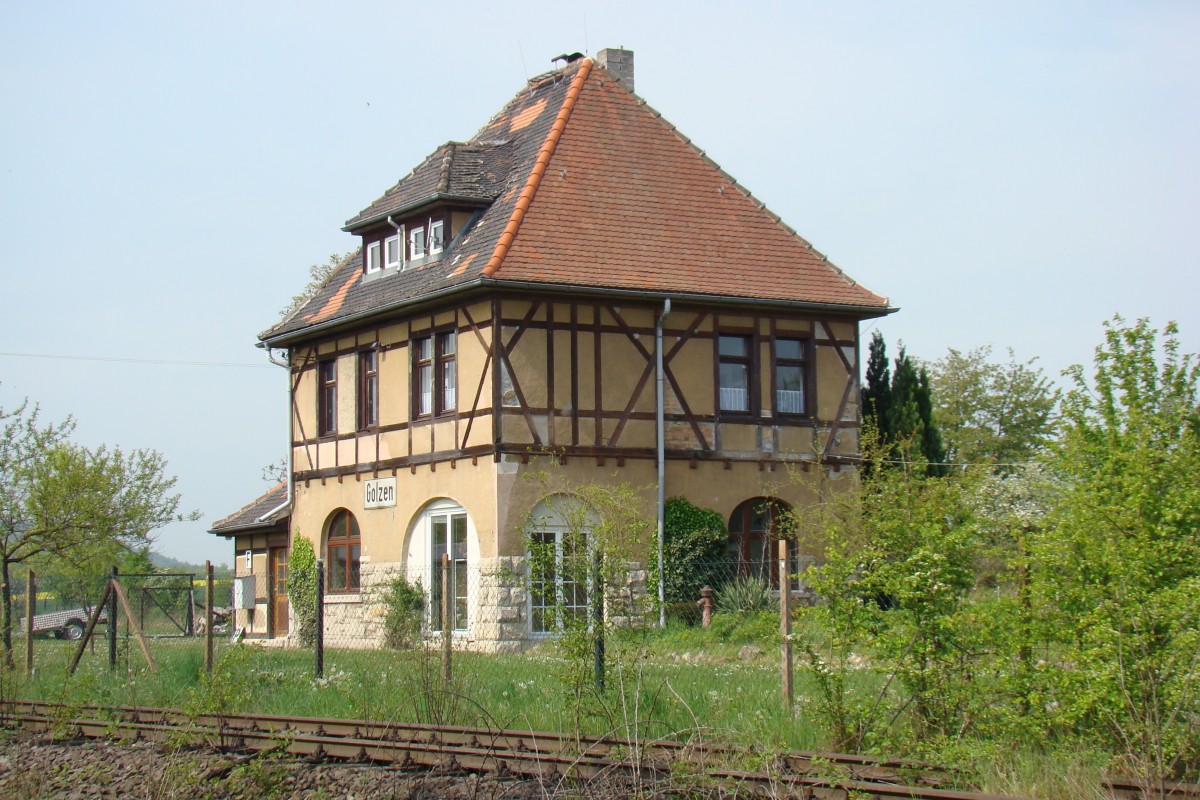 Das fr�here Bahnhofsgeb�ude von Golzen am 27.04.2014. (Foto: G�nther G�bel)