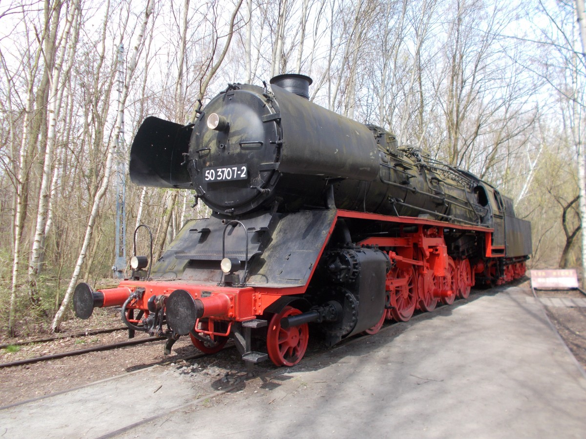 Das Gelände des ehemaligen Rangierbahnhofes Tempelhof ist zu einem Erholungspark endstanden.Im Park wurde 50 3707-2 als Lokdenkmal aufgestellt was ich mir am 11.April 2015 nicht entgehen ließ.