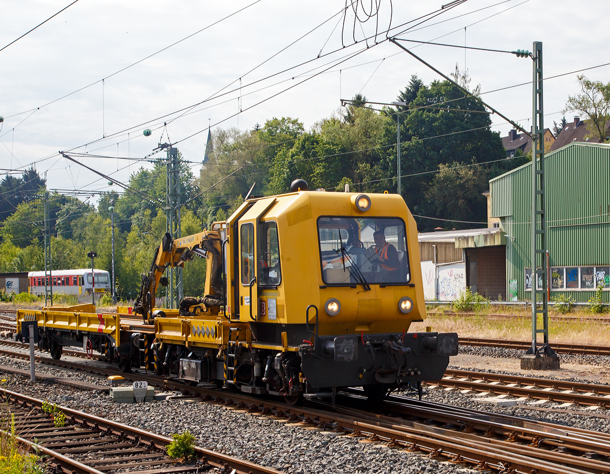 
Das Gleisarbeitsfahrzeug GAF 100 R/A (Schweres Nebenfahrzeug Nr. 97 17 52 005 18-3) der DB Netz AG mit einem Gleiskraftwagenanhänger H27 fährt am 26.06.2015 durch Betzdorf in Richtung Wissen. 

Nochmals meine Grüße an die freundliche Mannschaft zurück.

Das GAF 100 R wurde 1997 von GBM (Gleisbaumechanik Brandenburg/H. GmbH) unter der Fabriknummer 62.1.156 gebaut, es hat die EBA Nummer EBA 97 N07 N005

Technische Daten GAF:
Achsfolge: B
Länge über Puffer: 9.100 mm
Achsabstand: 4.800 mm
Höchstgeschwindigkeit (Hg): 100 km/h
Eigengewicht: 17 t
Zul. Anhängelast: 40 t, bzw. 80 t mit Regelzugeinrichtung dann Hg max. 60 km/h
Nutzlast : 5,0 t
Zur Mitfahrt zugel. Personen: 6
Der Antrieb des zweiachsigen Fahrzeuges erfolgt von einem 6 Zylinder, wassergekühlten MAN D 0826 LOH 07 Dieselmotor mit 169 kW (230 PS) Leistung über Lastschaltwendegetriebe auf die Radsatzgetriebe. 