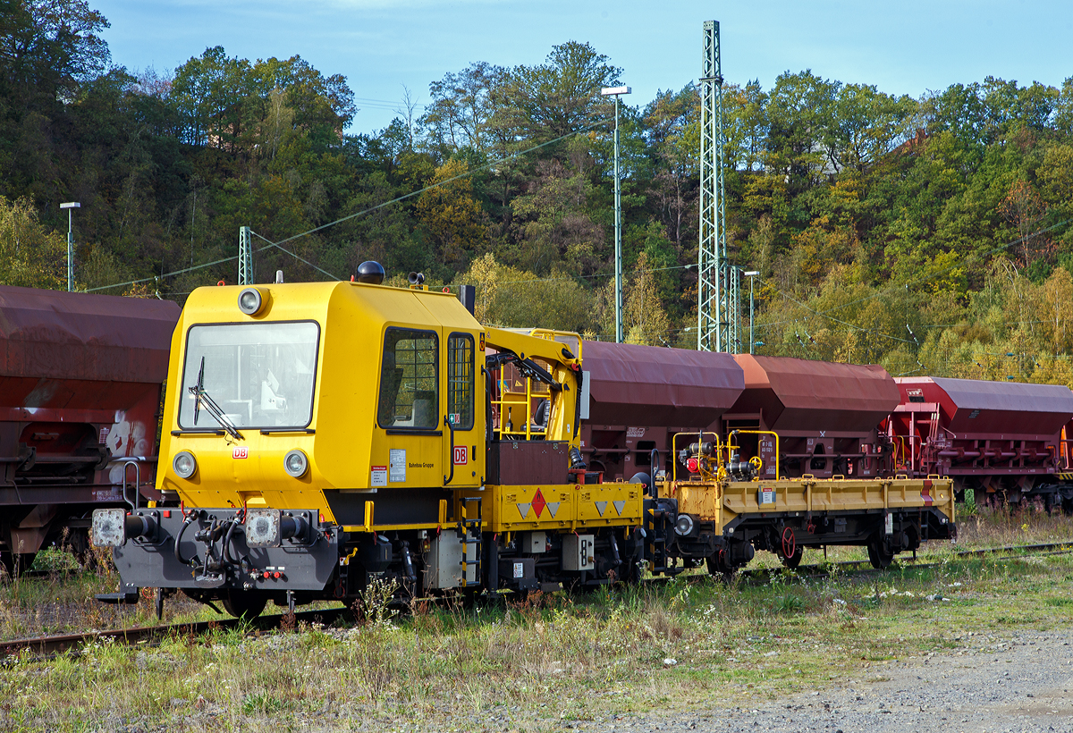 
Das Gleisarbeitsfahrzeug GAF 100 R/A (Schweres Nebenfahrzeug Nr. 99 80 94 590 01-0, ex 97 17 52 012 18-9) mit dem Gleiskraftwagenanhänger H27 (Schweres Nebenfahrzeug Nr. 99 80 97 500 85-9, ex DB 35.2.053) beide von der DB Bahnbau GmbH sind am 26.10.2019 in Betzdorf/Sieg abgestellt.

Das GAF 100 R/A wurde 1997 von GBM (Gleisbaumechanik Brandenburg/H. GmbH) unter der Fabriknummer 62.1.163 gebaut. Der H27-Anhänger wurde 1994 von GBM unter der Fabriknummer 35.3.053 H 27 T gebaut.

Technische Daten GAF:
Spurweite: 1.435 mm
Achsfolge: B
Länge über Puffer: 9.100 mm
Achsabstand: 4.800 mm
Triebraddurchmesser: 750 mm (neu)
Höchstgeschwindigkeit (Hg): 100 km/h
Eigengewicht: 17 t
Zul. Anhängelast: 40 t, bzw. 80 t mit Regelzugeinrichtung dann Hg max. 60 km/h
Nutzlast : 5,0 t
Zur Mitfahrt zugel. Personen: 6
Der Antrieb des zweiachsigen Fahrzeuges erfolgt von einem 6 Zylinder, wassergekühlten MAN D 0826 LOH 07 Dieselmotor mit 169 kW (230 PS) Leistung über Lastschaltwendegetriebe auf die Radsatzgetriebe.  

Technische Daten H27:
Spurweite: 1.435 mm
Anzahl der Achsen: 2
Länge über Puffer: 9.750 mm
Achsabstand: 6.000 mm
Laufraddurchmesser: 840 mm (neu)
Höchstgeschwindigkeit (Hg): 100 km/h
Eigengewicht: 9,4 t
Zul. Anhängelast: 40 t
Nutzlast : 25,0 t
