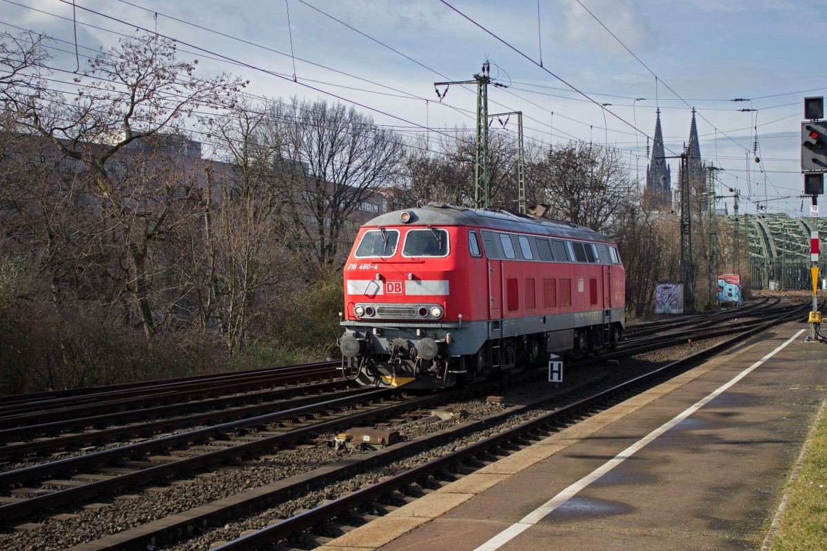 Das kam unerwartet und irgendwie doch nicht. Einige Minuten bevor die (laut revisionsdaten.de z-gestellte) 218 460 Köln-Deutz durchfuhr, bezog ein Foto-Kollege auf dem gegenüberliegenden Bahnsteig Position, fotografierte aber fast nichts. Ich spekulierte auf eine Werbelok, die 218 gefiel mir aber fast noch besser.