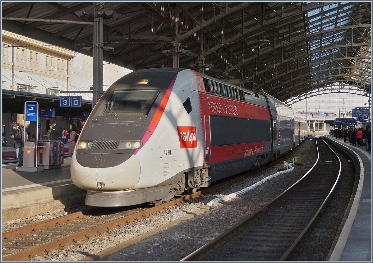 Das künftige Erscheinungsbild von Lyria: Als TGV Lyria Zugspaar 9773/9778 von Paris nach Lausanne (via Genève) und Zurück unterwegs, verlässt der TGV 4720 mit den Triebköpfen 310039 und 40 Lausanne in Richtung Paris. Künftig sollen alle TGV Lyria in dieser Farbgebung und als Dulex unterwegs sein. 
28. Feb. 2019