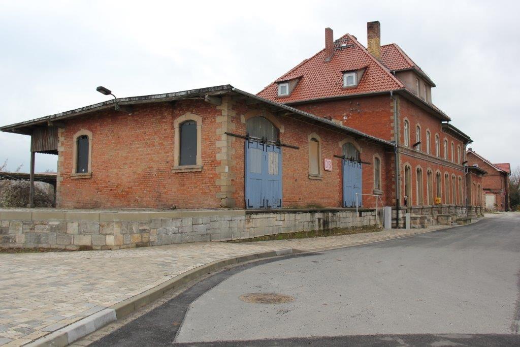 Das Lauchaer Bahnhofsgeb�ude mit der ehemaligen G�terabfertigung im Vordergrund am 08.12.2013. (Foto: Wolfgang Krolop)