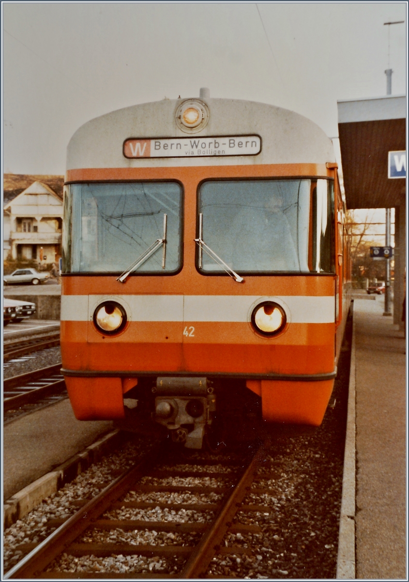 Das  Mandarinli  Be 4/8 N° 42 wartet als Regionalzug der Linie  W  in Worb auf die Rückfahrt nach Bern. 

Analogbild vom 29. Nov. 1984