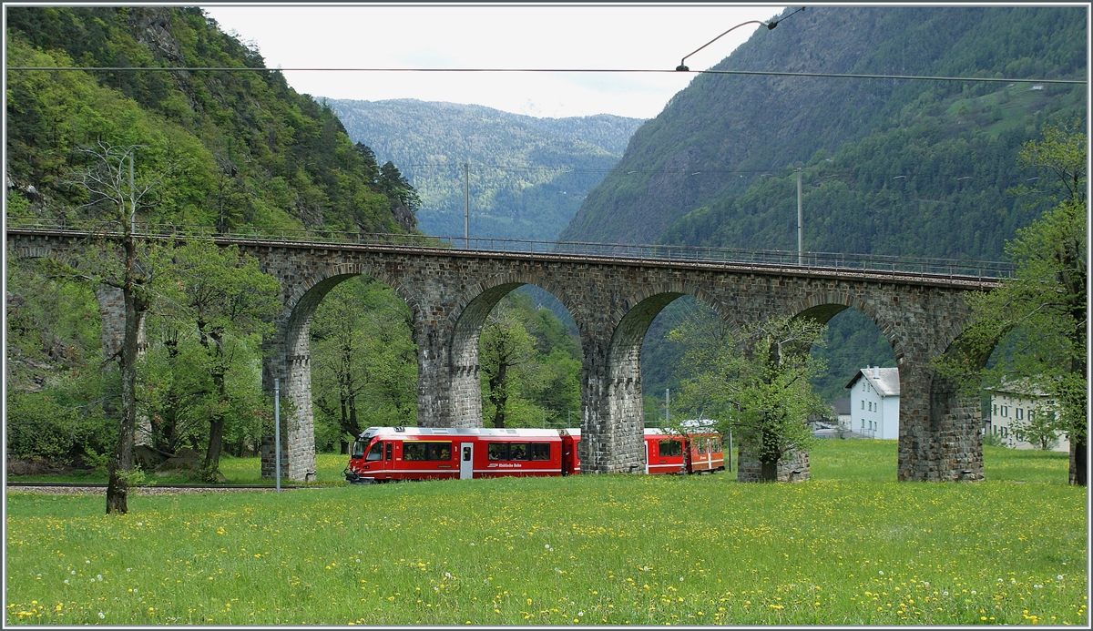 Das Markenzeichen der Berninabahn, der Brusio Kreisviadukt ist gar nicht so einfach aufs Bild zu bekommen. Hier zwei Bilder vom während der Präsentationsfahrten der neuen RhB ABe 8/12  Allegra . Das Bild zeigt den Abe 8/12 3503 auf dem Weg von Tirano nach Poschiavo.

8. Mai 2021