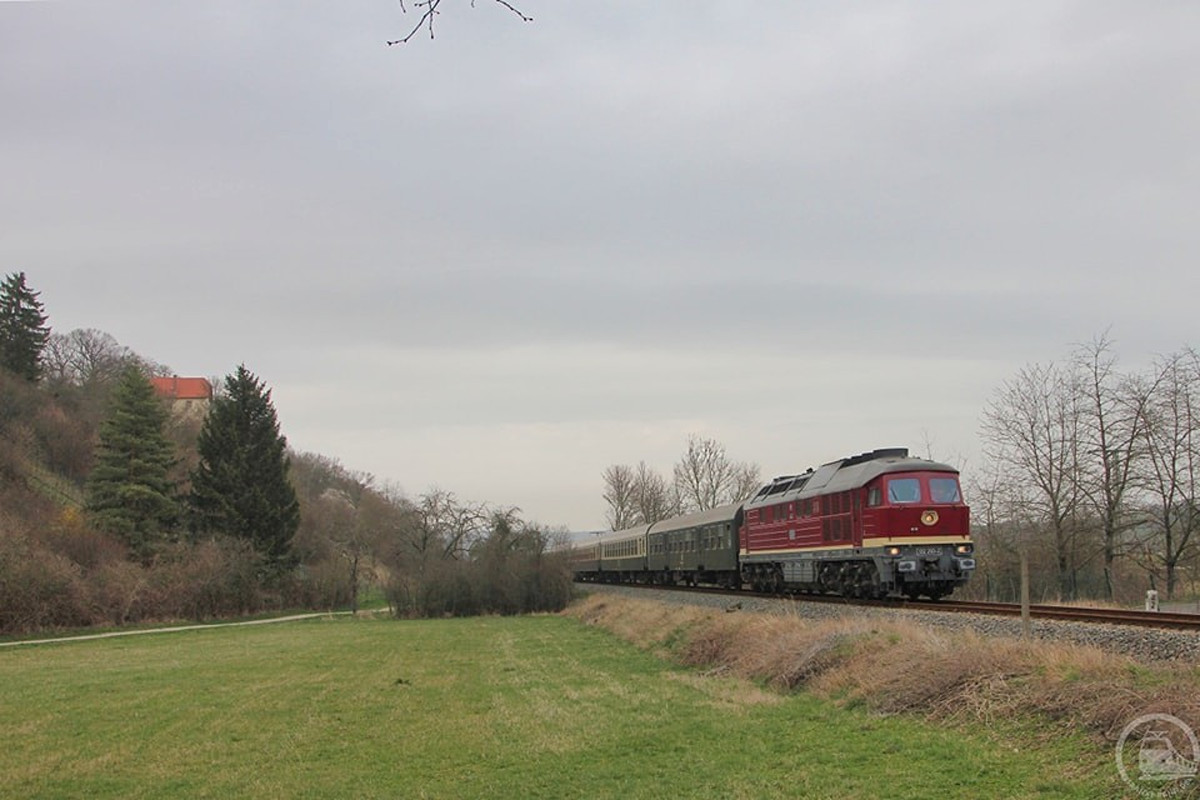 Das mittlerweile eingestellte Thüringer Nostalgieprogramm erreichte auch das im Unstruttal liegende Freyburg. Mehrmals im Jahr war die dort ansässige Sektkellerei Ziel des Rotkäppchenexpress. Am 24.03.2019 hatte die 132 293-2 des Erfurter Bahnservice die Aufgabe, den bereits auf der Rückfahrt nach Neustadt (Orla) befindlichen Sonderzug bis Naumburg (S) Hbf zu befördern, wo die am Zugschluss mitlaufende 41 1144 die Bespannung übernimmt. (Foto: Steve Franke)