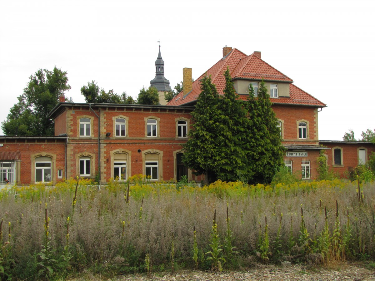 Das mittlerweile verkaufte Lauchaer Bahnhofsgeb�ude am 08.09.2013.
