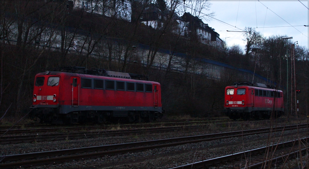 Das nächste  Lokpaar  des Jahres 2014 erwartete mich in Altenhundem. 140 843 und 140 490 warten am 01.01.14 auf ihre nächsten Einsätze im Schubdienst.