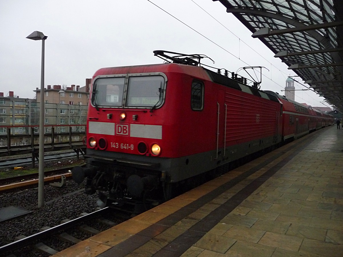 Das nasskalte Wetter bekommt den TALENTen wohl nicht. Nachdem ich einen Tag zuvor schon 10 Minuten im Dunkeln sitzen durfte, weil im Ostbahnhof irgendwas kaputt gegangen war, waren am 16.1.14 mindestens zwei Ersatzgarnituren unterwegs. Eine davon, bespannt mit 143 641, ist hier gerade unterwegs in Richtung Nauen.