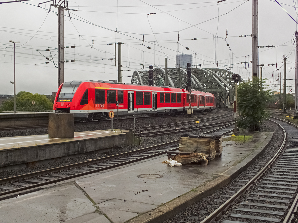 Das neue Gesicht auf dem Kölner Dieselnetz, ein VAREO-LINT (620 035) ist hier am 26.08.14 im Kölner Hauptbahnhof auf der RB25 zu sehen. Gegen Ende seiner Reise wird er den erst kürzlich wiedereröffneten Streckenabschnitt nach Meinerzhagen befahren.