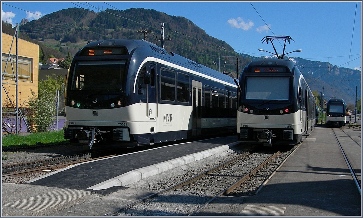 Das neuer Perron zwischen zwei CEV MVR GTW ABeh 2/4 in Blonay,
9. April 2017