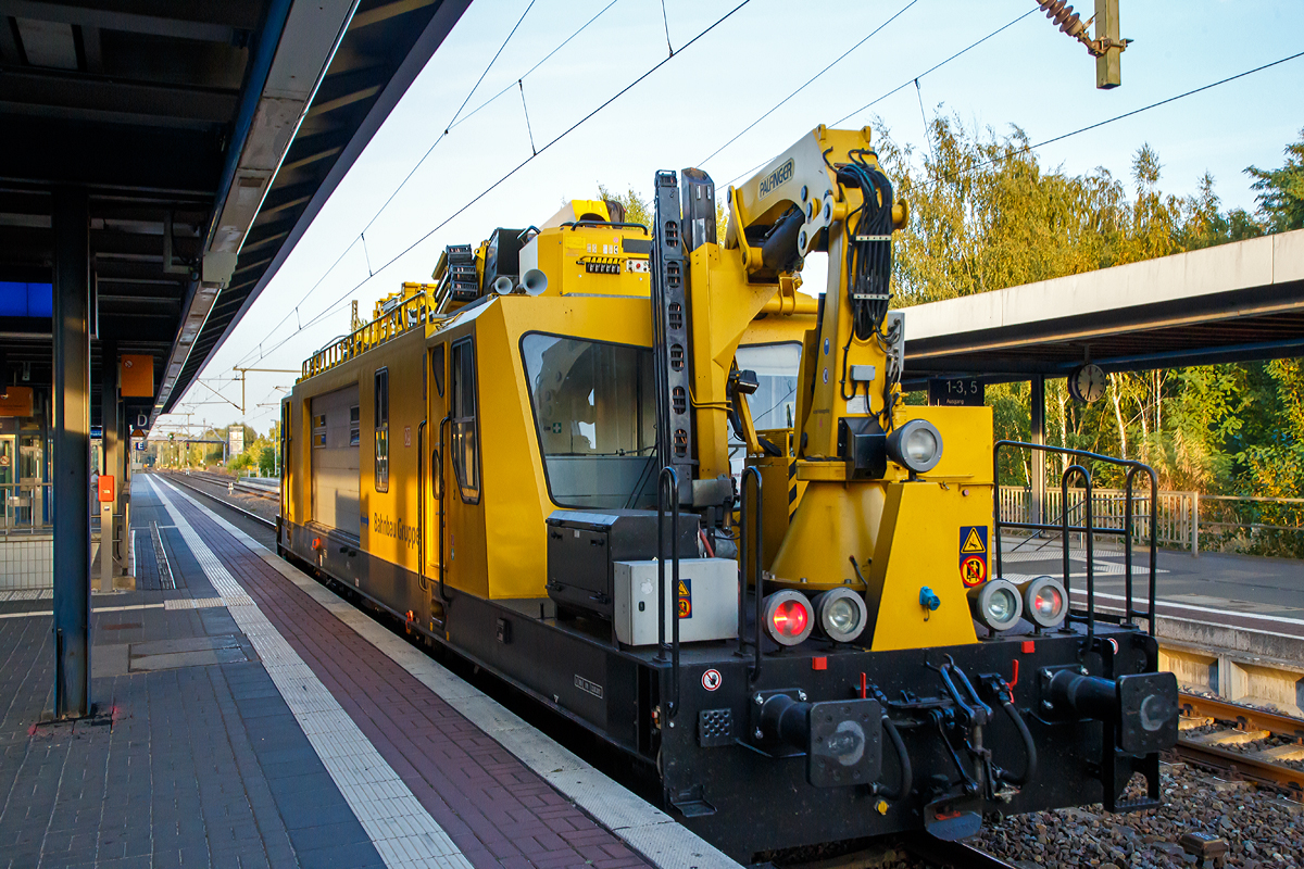 
Das Oberleitungsmontagefahrzeug (OMF 1), Schweres Nebenfahrzeug Nr. 97 99 10 103 17-0, der DB Bahnbau Gruppe, fährt am 19.09.2018 durch den Hauptbahnhof Brandenburg an der Havel in Richtung Berlin,

Das Unternehmen Gleisbaumechanik Brandenburg stellte dieses Oberleitungs-Montagefahrzeug auf der Hannover Messe 1997 unter der Bezeichnung „OMF 1“ vor. Drei der Fahrzeuge wurden für die Deutsche Bahn gefertigt, die sie unter der Baureihe 706 einreihen wollte. Bei der Abnahme erhielten sie jedoch die Nebenfahrzeugnummern 97 99 10 101–103.

Der Fahrzeugrahmen ist aus Quer- und Längsträgern zusammengeschweißt, wobei die Längsträger für Pufferstöße von bis zu 1.500 kN ausgelegt sind. Das Fahrzeug ruht auf zwei Drehgestellen vom Typ „GPH200“ mit je zwei Achsen. Das eine der beiden Drehgestelle ist angetrieben, das andere ist nur ein Laufdrehgestell. Neben Zug- und Stoßeinrichtungen der Regelbauart besitzt das OMF 1 auch Kupplungen und Bremsanschlüsse für das Mitführen von Anhängern in Nebenfahrzeug-Bauart. Der Wagenkasten besitzt eine Außenhaut aus Stahlblech.

Das OMF 1 besitzt an beiden Enden Führerstände, die eigene Außentüren besitzen. An einem Ende des Fahrzeugs ist vor dem Führerstand ein Drehkran auf einer Plattform installiert. Hinter diesem Führerstand folgt ein Sozialraum, in dem sich auch der Zugang zum Dach befindet. Den Rest des Fahrzeugaufbaus nimmt der Laderaum mit kleinem Werkstattbereich ein, der auf beiden Seiten durch 5 Meter breite Ladeöffnungen mit Rolltoren verfügt. Auf dem Dach befinden sich ein Messstromabnehmer, ein Hubsteiger mit Arbeitsbühne sowie eine Anhebevorrichtung für die Oberleitung.

Antrieb:
Das Fahrzeug verfügt über zwei verschiedene Motoren. Bei der Streckenfahrt ist ein MAN-Zehnzylinder-Dieselmotor des Typs „D 2840 LF20“ mit einer Leistung von 441 kW bei 1.900 U/min im Einsatz. Für Arbeitsfahrten mit bis zu 5 km/h ist zusätzlich ein hydrostatischer Antrieb eingebaut worden, dieser wird von einem MAN-Vierzylinder-Dieselmotor des Typs „D 0824 LFL 06“ mit einer Leistung von 89 kW bei 1.500 U/min angetrieben. Dieser Motor dient auch der Versorgung von Hydraulikaggregaten für Hubbühne und Kran sowie des Luftpressers.

TECHNISCHE DATEN:
Nummerierung: 	97 99 10 101–103
Gebaute Anzahl:  3
Baujahre: 	1997–1998
Spurweite: 	1435 mm (Normalspur)
Achsformel:  B'2'
Länge über Puffer:  18.700 mm
Höhe: 4.300 mm
Breite: 3.100 mm
Drehzapfenabstand: 	11.200 mm
Achsabstand im Drehgestell:  2.600 mm
Dienstgewicht: 	68,0 t
Höchstgeschwindigkeit: 120 km/h
Installierte Leistung: 	441 kW (89 kW bei Arbeitsfahrt)
Treib- und Laufraddurchmesser: 	920 mm (neu)
Leistungsübertragung:  hydrodynamisch
Tankinhalt:  680 l
Kupplungstyp: Schraubenkupplung und Lkw-Kupplung
Nutzlast: 5 t
Zul. Anhängelast: 80 t (an Nebenfahrzeug Kuppelung 40 t)
Zur Mitfahrt zugel. Personen: 5
Streckenklasse: B1
