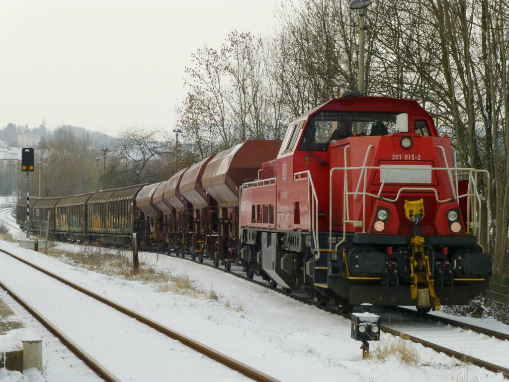 Das Rangierpersonal des Güterzuges hat gerade der Gleissperre wieder angelegt, die den Anschluss der RV Rheinbraun Brennstoff vom Streckengleis am Hp Weimar West trennt. 261 015 wird anschließend die aus Erfurt mitgebrachten Güterwagen gegen die im Anschluss vorhandenen austauschen und danach einige Zeit an dieser Stelle auf die Ausfahrterlaubnis Richtung Weimar warten. 1.3.2016