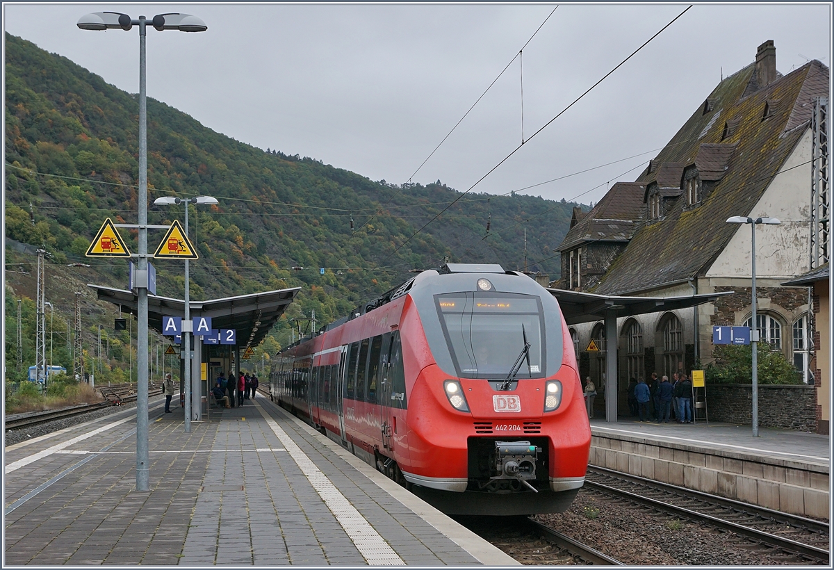 Das Reisezugkonzept an der Mosel besteht aus ET 442 im RB verkehr und CFL Serie 2300 Kiss vereint mit Süwwex ET 429 Flirts im RE verkehr mit Zugsflügelung in Trier.
Das Bild zeigt den aus Koblenz in Cochem angekommenen ET 442 204.
2. Okt 2017