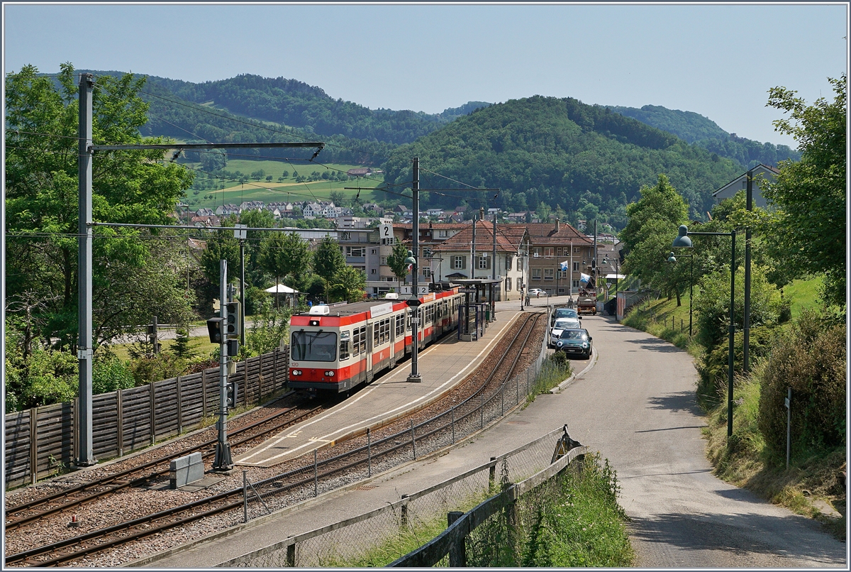 Das relativ enge Tal und die berschränkten Finanziellen Mittel führten zur Endscheidung die Waldenburgerbahn in der  sparsamen  75 cm Spurweite zu bauen. Relativ grosszügig dagegen schient die Kreuzungsstation Oberdorf BL Winkelweg ausgefallen zu sein, wie dieses Bild zeigt. 
22. Juni 2017