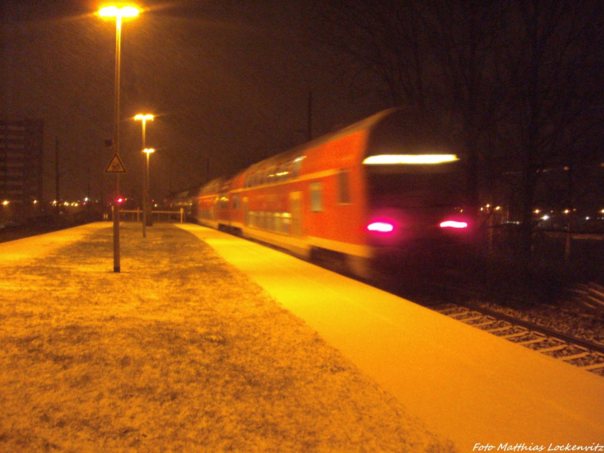 Das Schlusslicht von 143 210-3 bei der Ausfahrt aus Stralsund - Rügendamm am 21.1.14