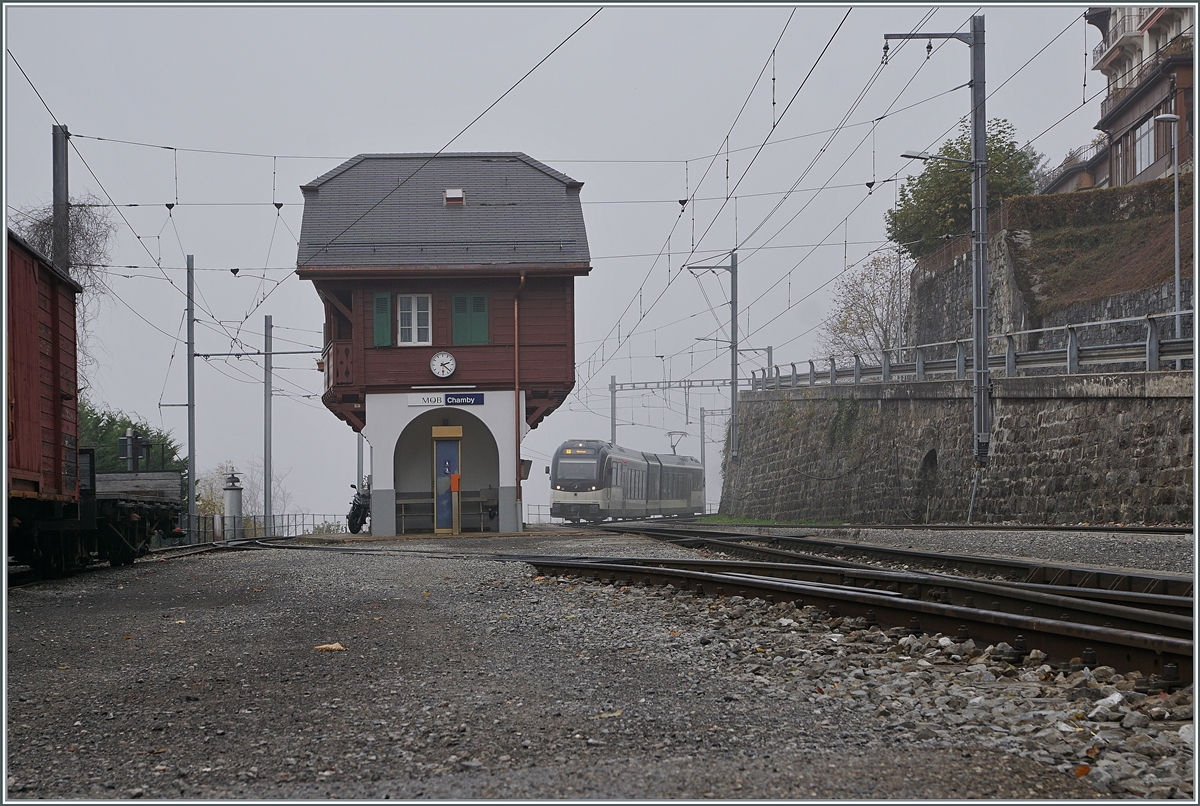 Das schmucke Stationsgebäude von Chamby wurde sehr schön restauriert und ist allein schon ein Bild wert, aber der einfahrende MVR ABeh 2/6 und der Herbstnebel schien mir doch auch ganz gut zu dieser Bildkomposition zu passen. 

30. Okt. 2021 