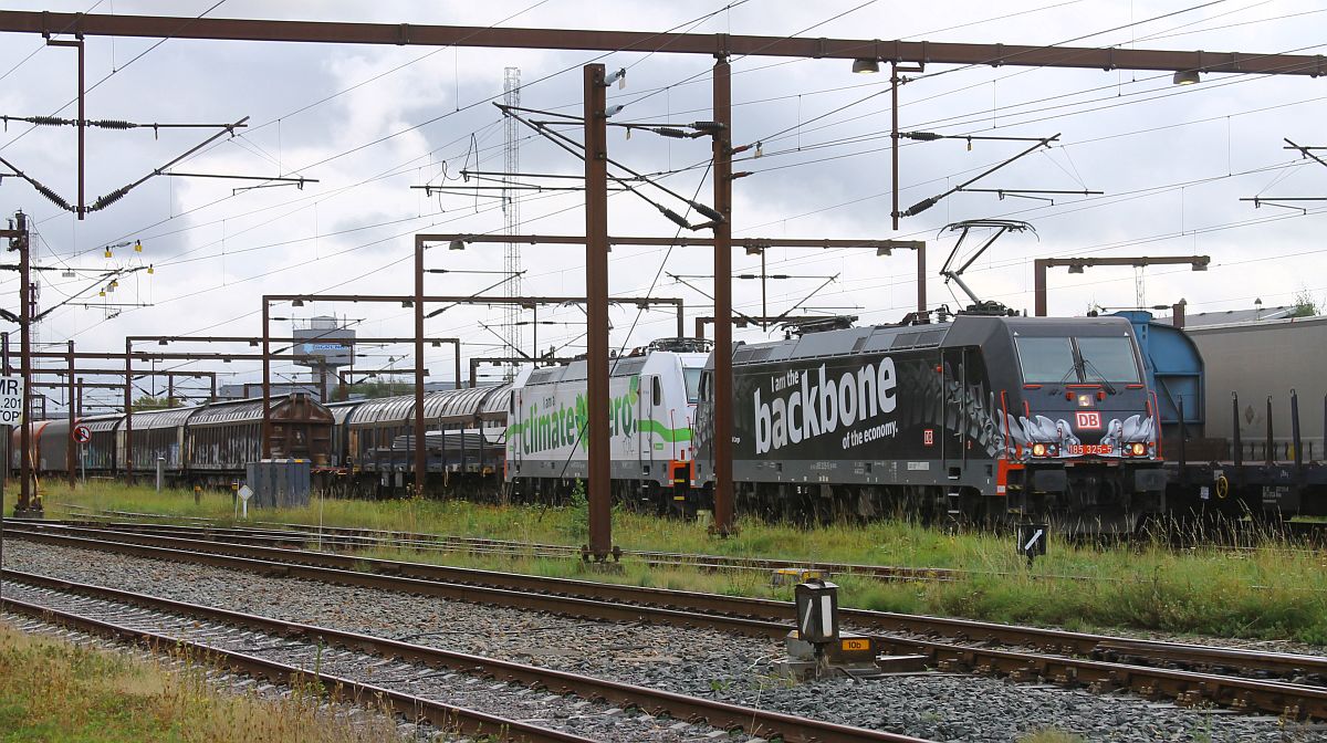 Das schwarz-weiße Doppel DBCSC 185 325 + 185 326 mit Güterzug beim Personalwechsel in Pattburg/Padborg 14.09.2022