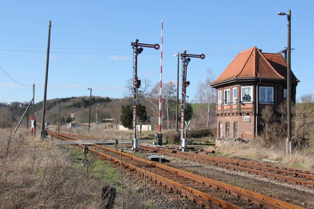 Das Stellwerk Vn und der Bahn�bergang, am 23.02.2014 in Reinsdorf (b Nebra). (Foto: Wolfgang Krolop)