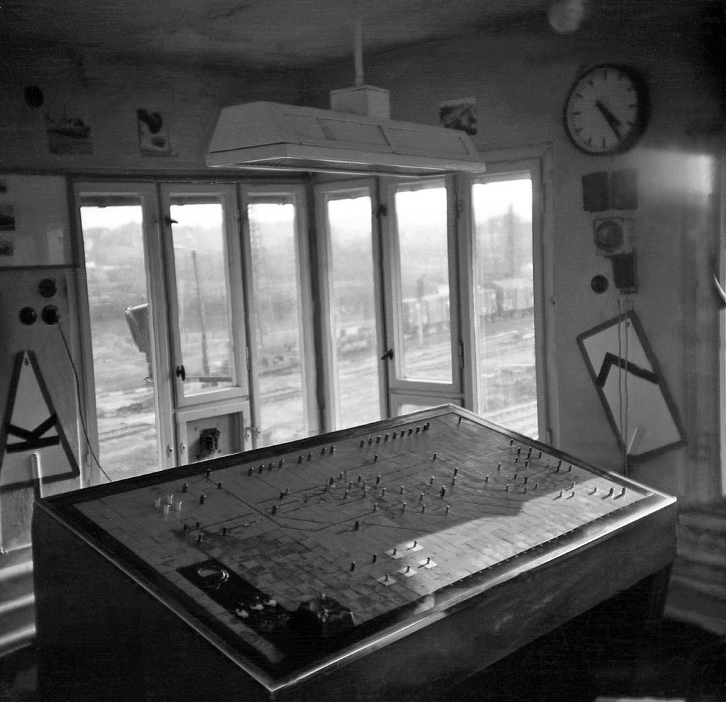 Das Stellwerkspult auf dem damaligen Stellwerk W1 in Naumburg Hbf, im Jahr 1975. (Foto: Roland Reimer)