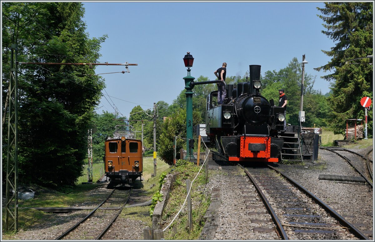 Das traditionelle Festival Suisse de la vapeur / Schweizer Dampffestival 2023 der Blonay Chamby Bahn bietet neben viel Dampf auch die eine oder andere elektrische Leistung, dieses Jahr zum Beispiel die hier zu sehende Bernina Bahn RhB Ge 4/4 81 bei der Ankunft in Chaulin. Im Vordergrund  wird die aus Vevey eingetroffen SEG G 2x2/2 105 mit Wasser und Kohle versorgt.

29. Mai 2023