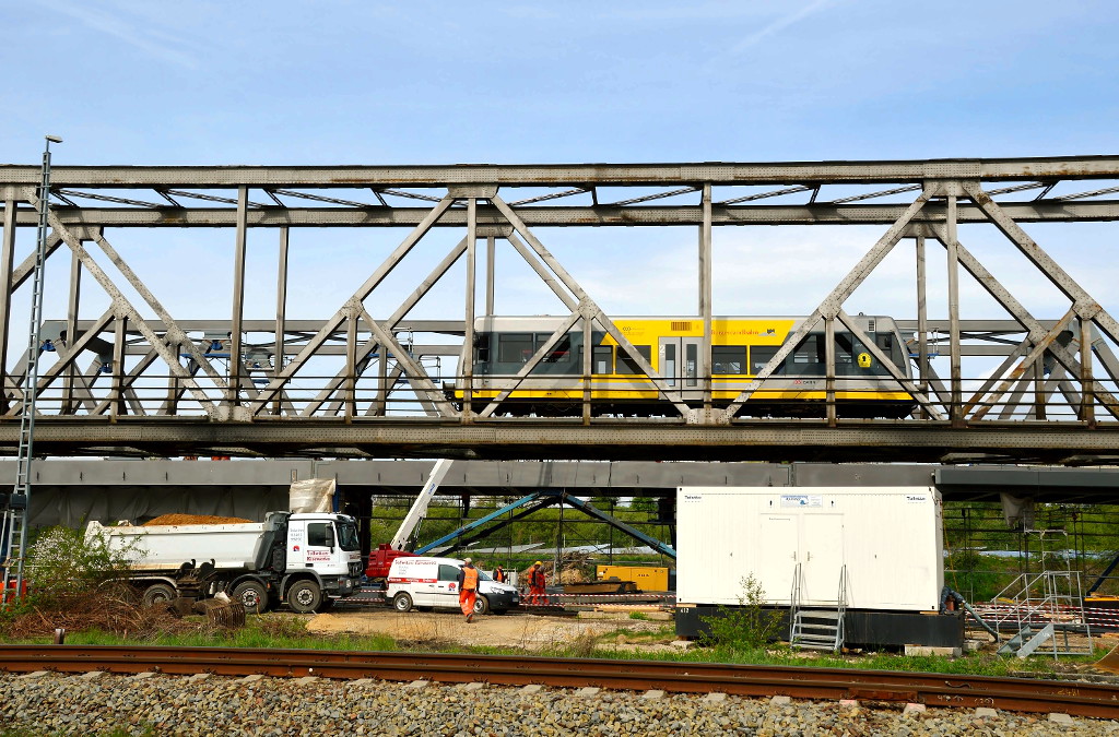 Das �berbauwerk Zangenberg wird durch eine neue Br�cke ersetzt und abgerissen. Ab 01.05.2015 ist SEV zwischen Zeitz und Thei�en. Die neue Br�cke steht schon dahinter.
Am 30.04.2015 rollte LVT 672 909 der Burgenlandbahn als RB 34953 (Wei�enfels - Zeitz) �ber das alte Bauwerk.