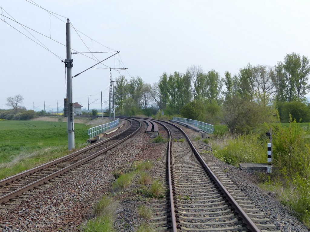 Das Unstrutbahngleis am Abzeig Reinsdorf (b Artern) am 01.05.2016. Links das Gleis der Strecke von Erfurt nach Sangerhausen. (Foto: Ralf Kuke)